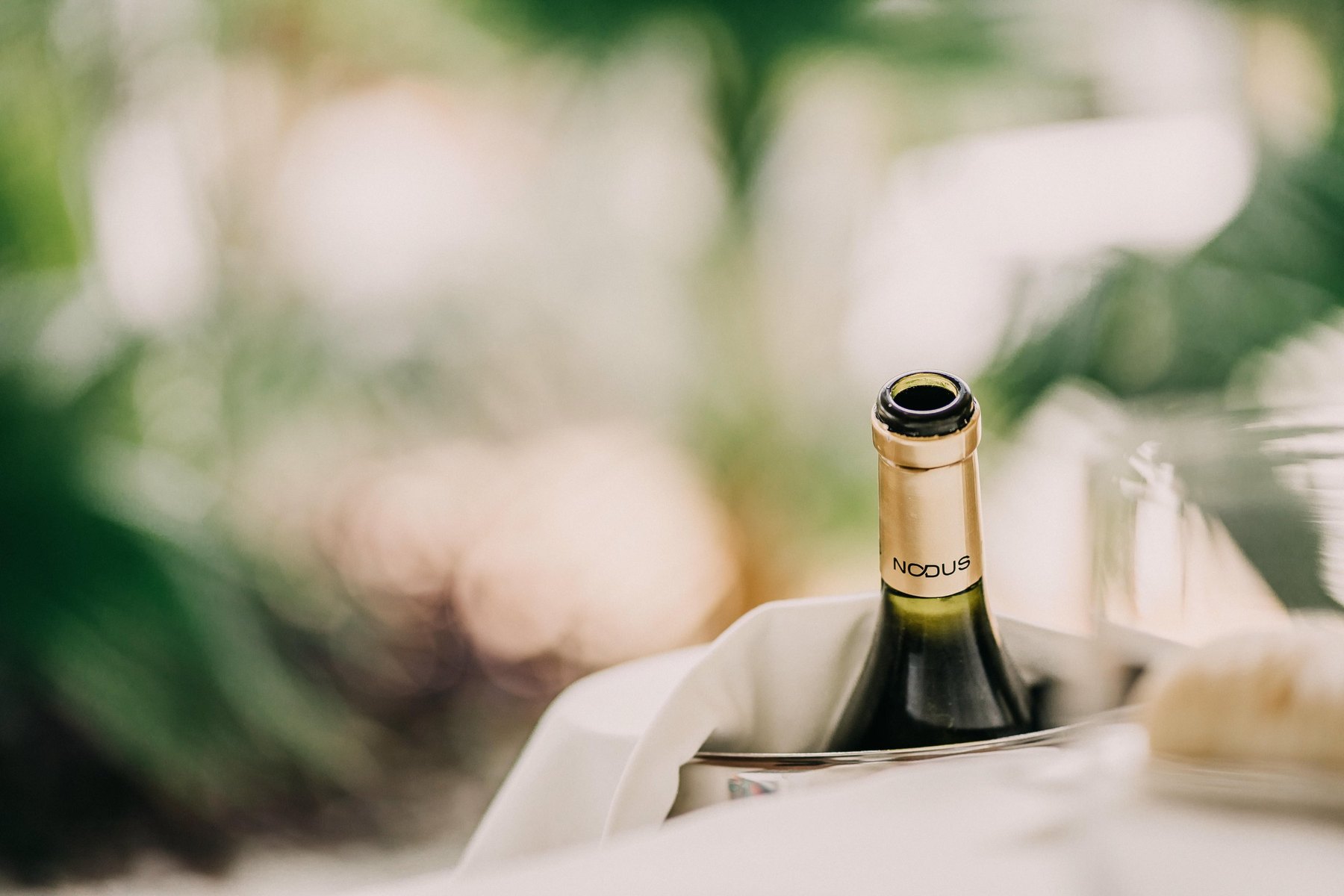 Botella de Bodegas Nodus en una mesa del Día de los Novios